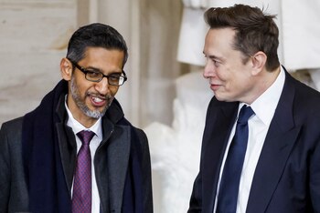 Sundar Pichai junto a Elon