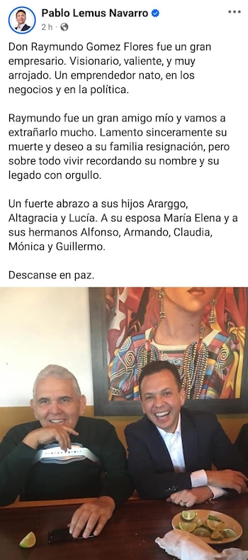 Captura de una publicación de red social con un texto de condolencias y una fotografía de dos hombres sentados junto a una mesa