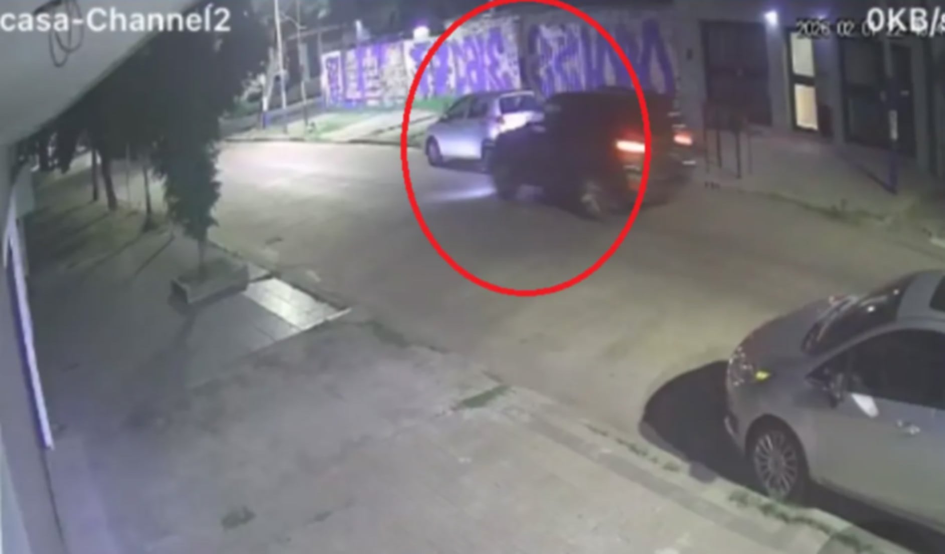 Imágenes obtenidas por 0221.com.ar muestran una colisión entre dos vehículos en una calle oscura durante la noche, resaltada por un círculo rojo en la grabación (0221)