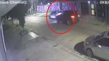 Chocó un auto estacionado y