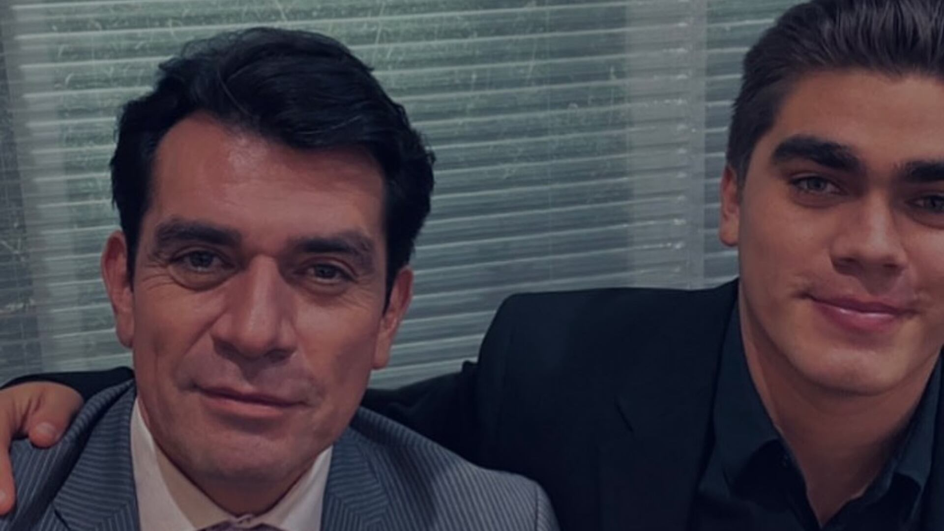 El actor Jorge Salinas comparte un tierno momento con su hijo Santiago Salinas, sonriendo juntos para la cámara. (Jorge Salinas: Instagram)