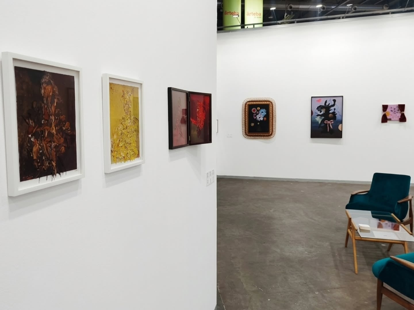Los collages de Rosana Schoijett y, en el fondo, Fernanda Laguna, en Nora Fisch
