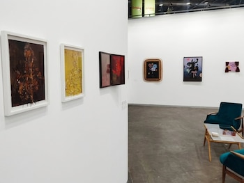 Los collages de Rosana Schoijett y, en el fondo, Fernanda Laguna, en Nora Fisch