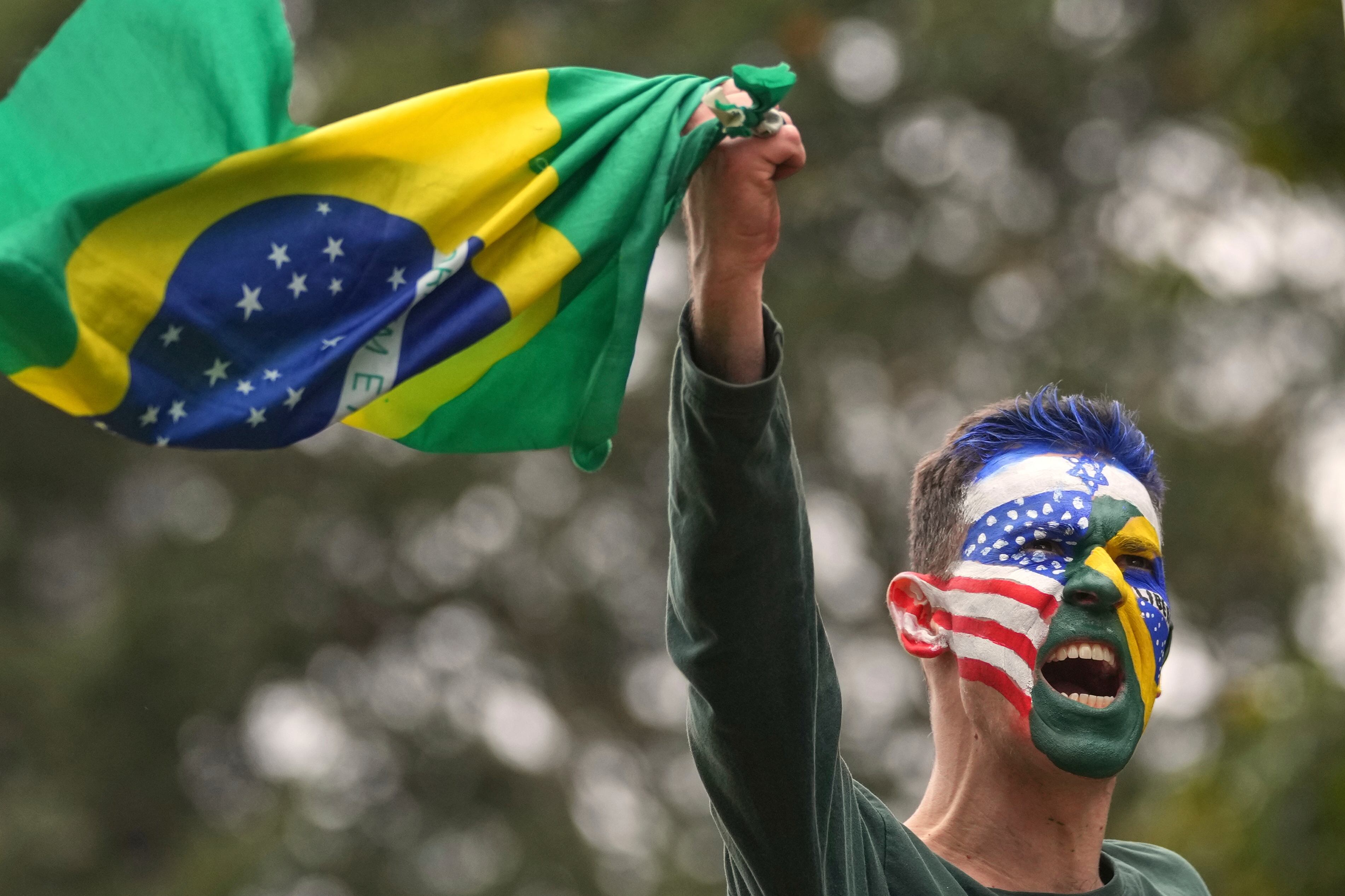 Un partidario de Jair Bolsonaro marcha en apoyo del exmandatario brasileño en Sao Paulo, Brasil, el domingo 7 de septiembre de 2025. (AP Foto/Andre Penner)