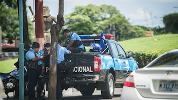 Imagen de archivo: Patrullas de la Policía nacional de nicaragua portan la bandera azul y blanco luego que el régimen ordenara también adornar todas las instituciones del gobierno con el pendón nacional. Los colores azul y blanco son el símbolo de la resistencia contra la dictadura de los Ortega-Murillo que estalló el 18 de Abril de 2018, cuando el solo hecho de portarla ha significado torturas y encarcelamiento para los ciudadanos. Oscar Navarrete ©.