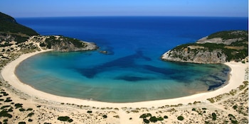 Grecia alojó escenas clave de La Odisea en la playa de Voidokilia y en la Cueva de Néstor, donde se filmó el pasaje del cíclope (Wikimedia Commons)