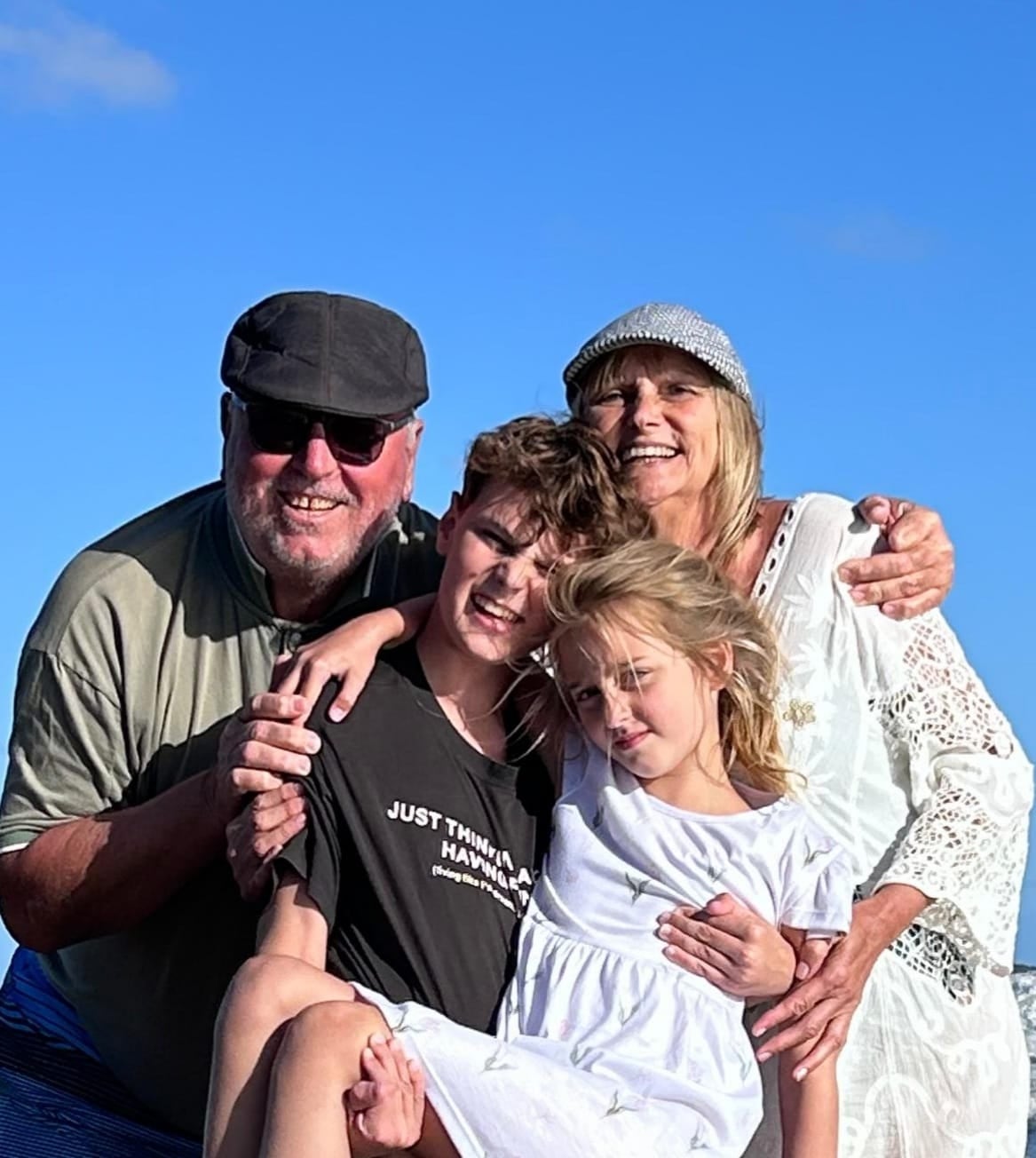 Liliana junto a su marido desde hace 46 años y sus dos nietos, Vicente y Malena