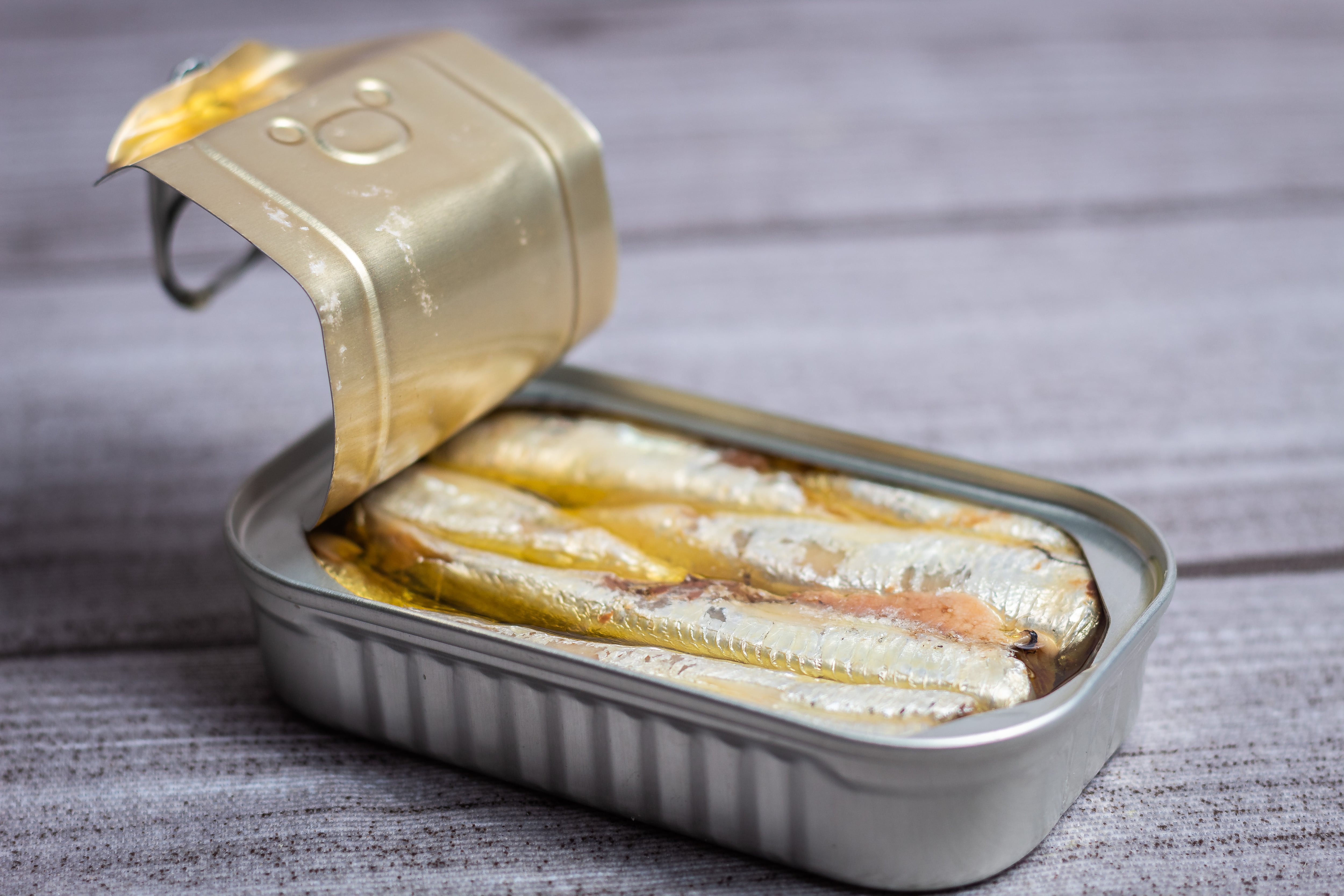 Estas son las personas que no deben comer sardinas en lata
