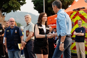 El presidente del Gobierno, Pedro Sánchez, saluda a la presidenta de la Comunidad de Madrid, Isabel Díaz Ayuso, a su llegada al Puesto de Mando Avanzado (PMA) de Cenicientos. (EFE/Mariscal)