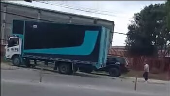 El hombre embistió el carro múltiples veces - crédito El Informativo