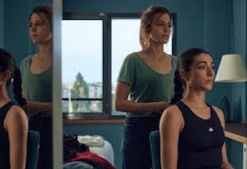 Marina Salas y Alba Sáez son hermanas en la película 'Corredora' (Elastica Films)