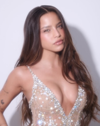 El look sirena de Emilia Mernes para una entrega de premios en España