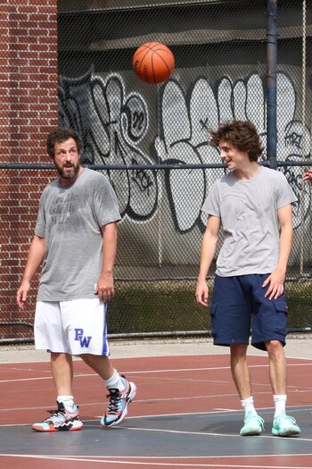 Adam Sandler disfruta del básquet
