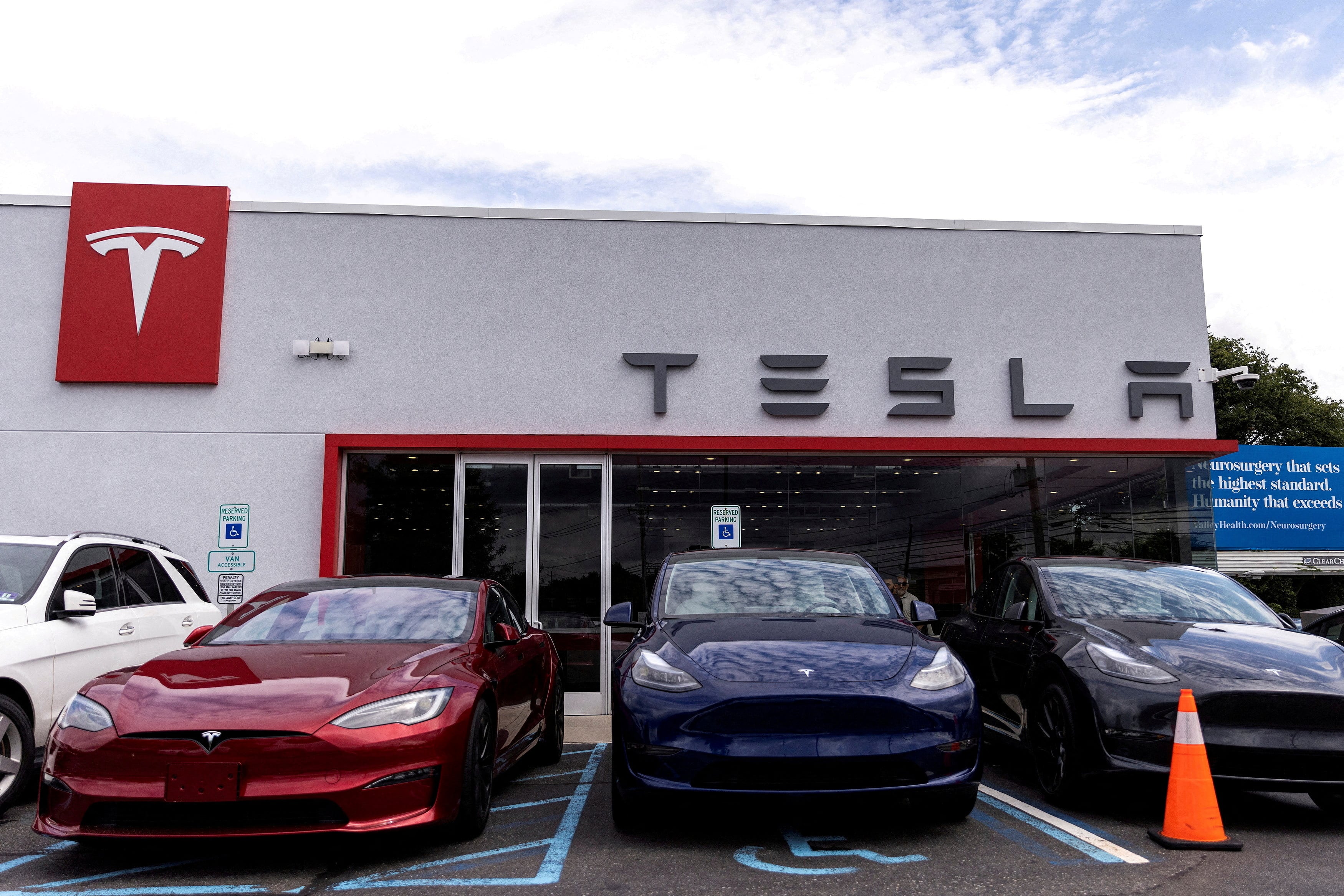 Estados Unidos avanza en una norma tras 15 muertes en Teslas: la puerta electrónica que puede dejarte atrapado y la nueva exigencia que prepara el gobierno