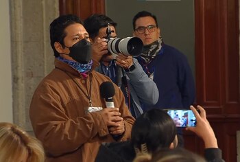 Reportero durante la conferencia matutina