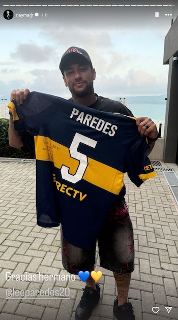 Neymar posando con la camiseta