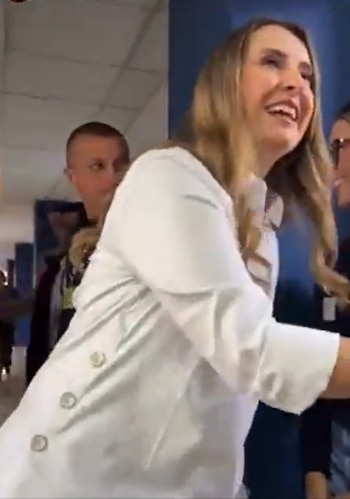 La mujer habría saludado con