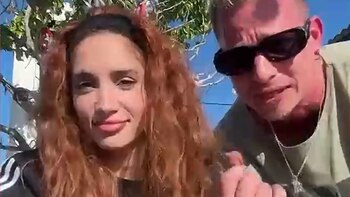 Melody Luz junto al cocinero