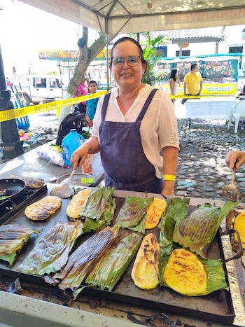 Elotes locos, riguas y tamales son protagonistas en los puestos de comida tradicional. (Foto cortesía Mi Lindo Suchitoto)