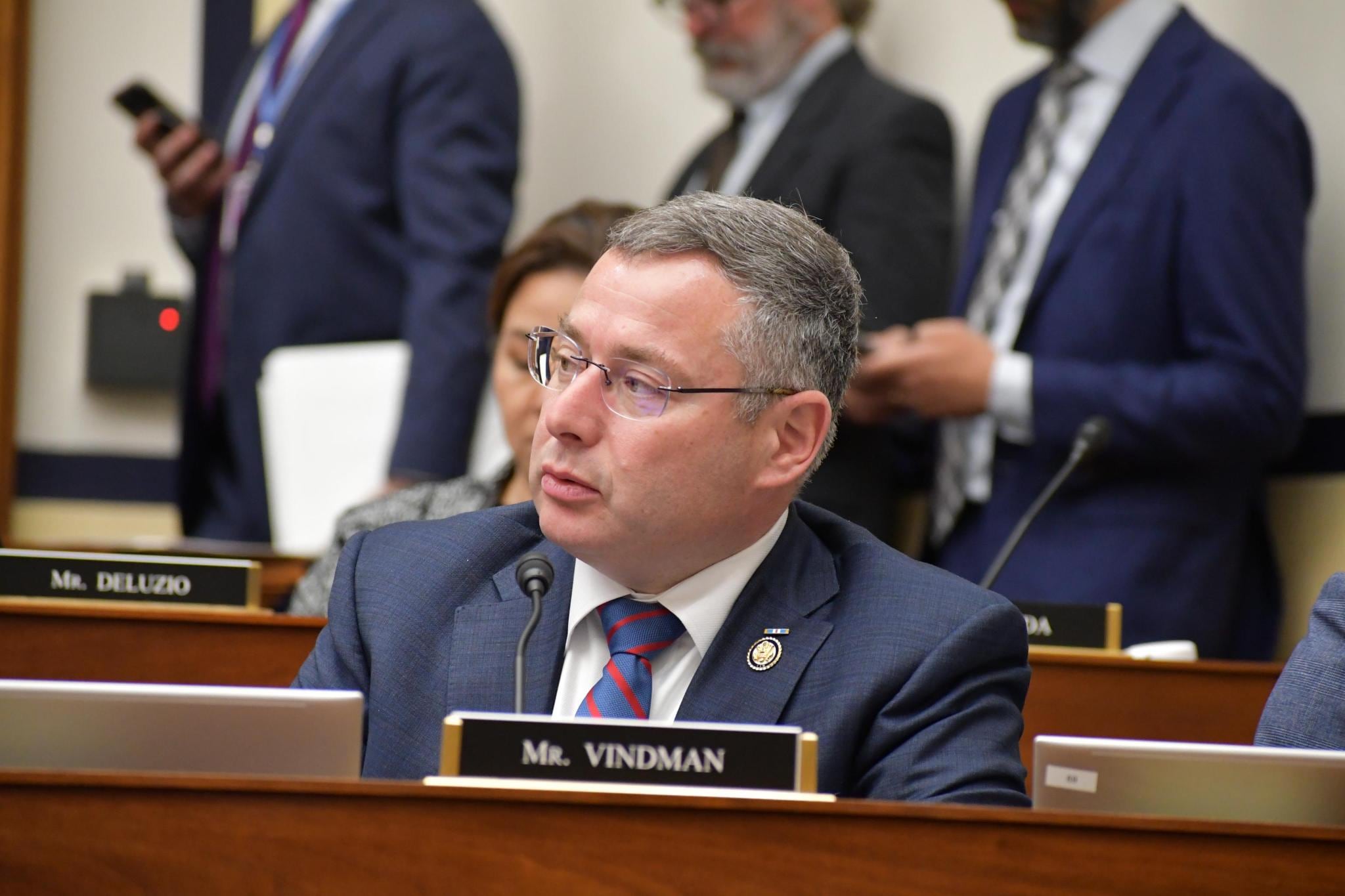El congresista Eugene Vindman presentó en Estados Unidos un proyecto de ley para extender por 18 meses el TPS de los salvadoreños. (Cortesía: Eugene Vindman)