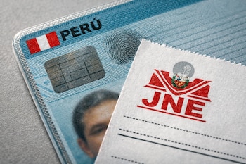 Primer plano de un Documento Nacional de Identidad (DNI) peruano con su chip y huella, parcialmente cubierto por un ticket de pago del JNE con su logo, ambos sobre fondo gris.