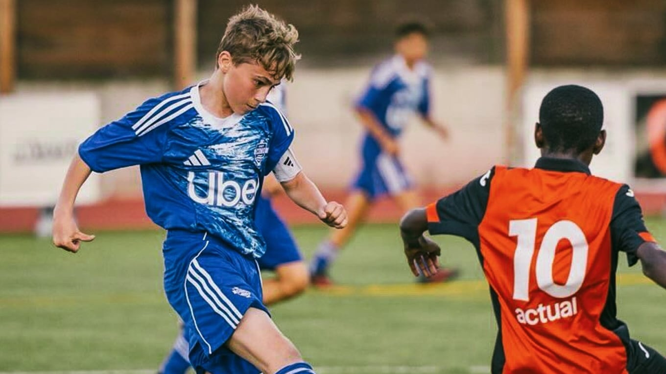 El COMO italiano veta los remates con la cabeza en entrenamientos y partidos para menores de 10 años (@comofootball)