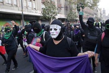 Mujeres marchan contra Salgado Macedonio
