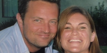 Primer plano de un hombre y una mujer sonrientes, con vegetación en el fondo