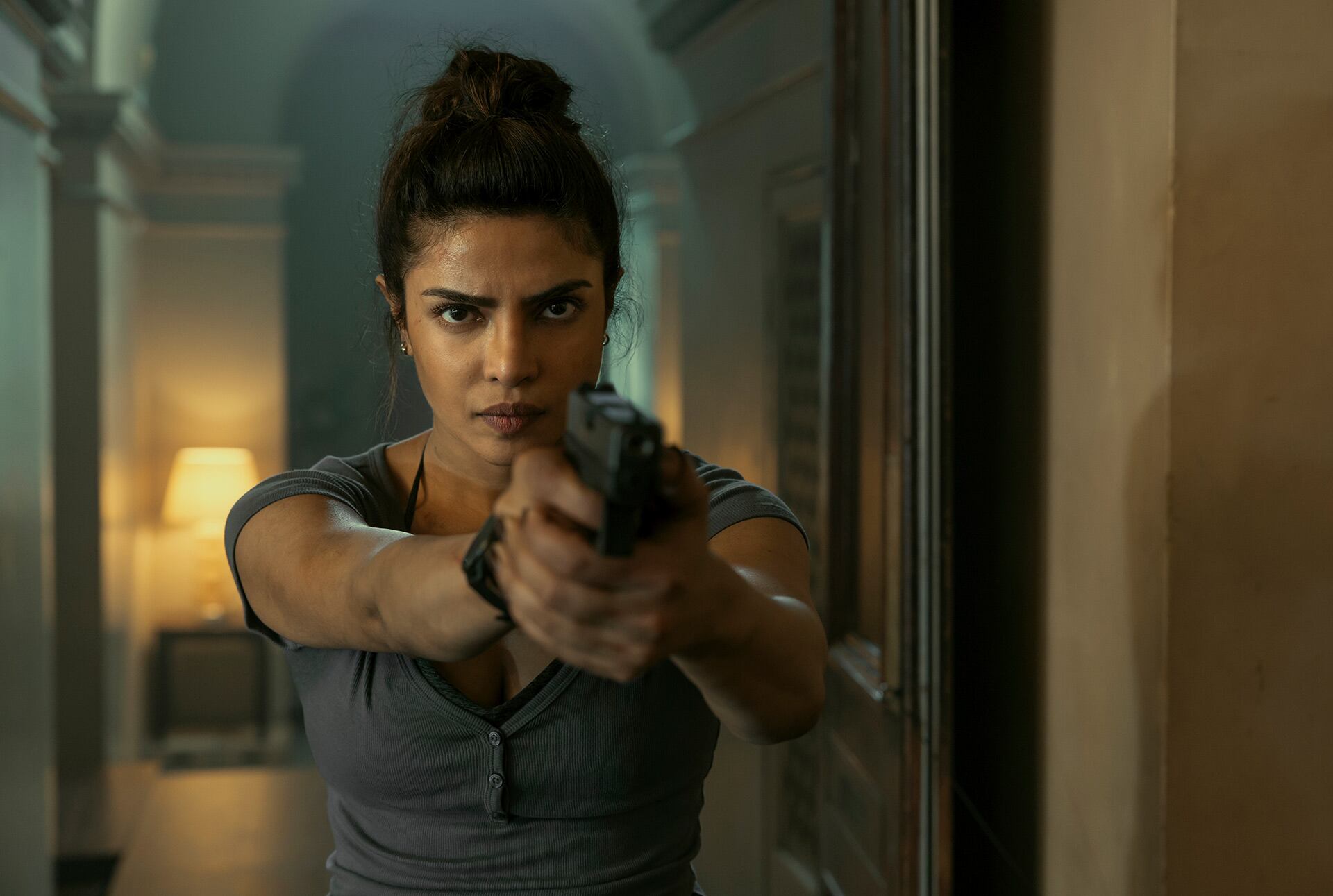 Priyanka Chopra Jonas interpreta a una agente del MI6 clave en la misión de los protagonistas. (Prime Video)