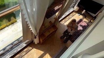 Susana, desde el piso inferior,