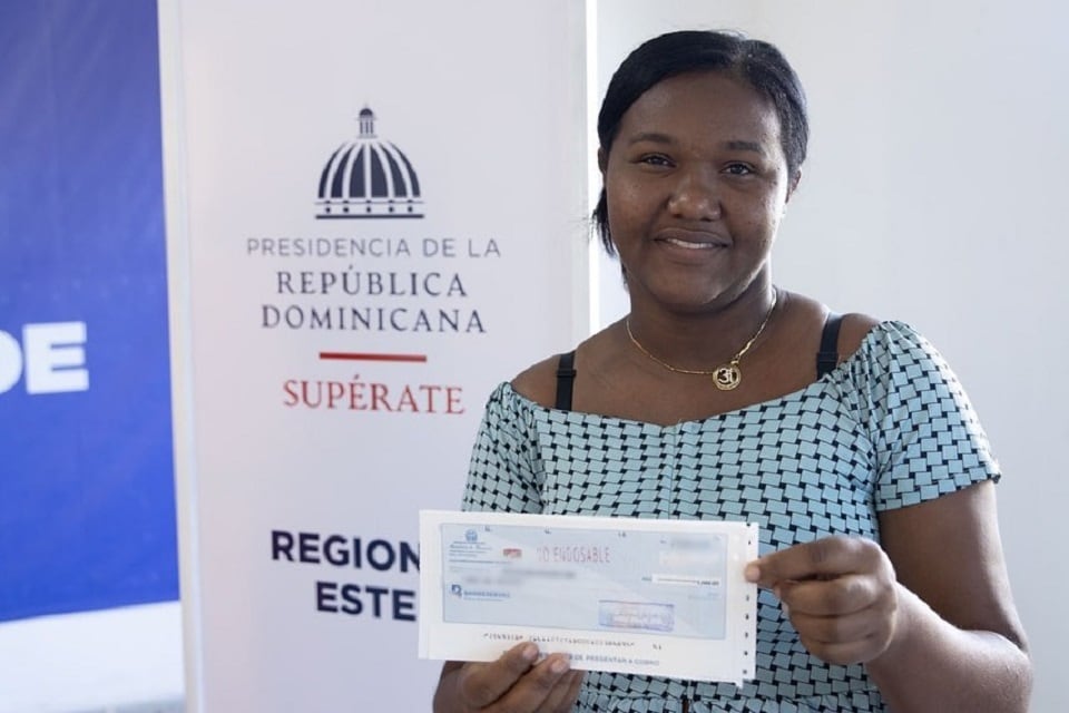 La ayuda económica de RD 7,000 por familia busca mitigar los daños sufridos por los recientes fenómenos climatológicos en varias provincias. (Cortesía: Gobierno de República Dominicana)