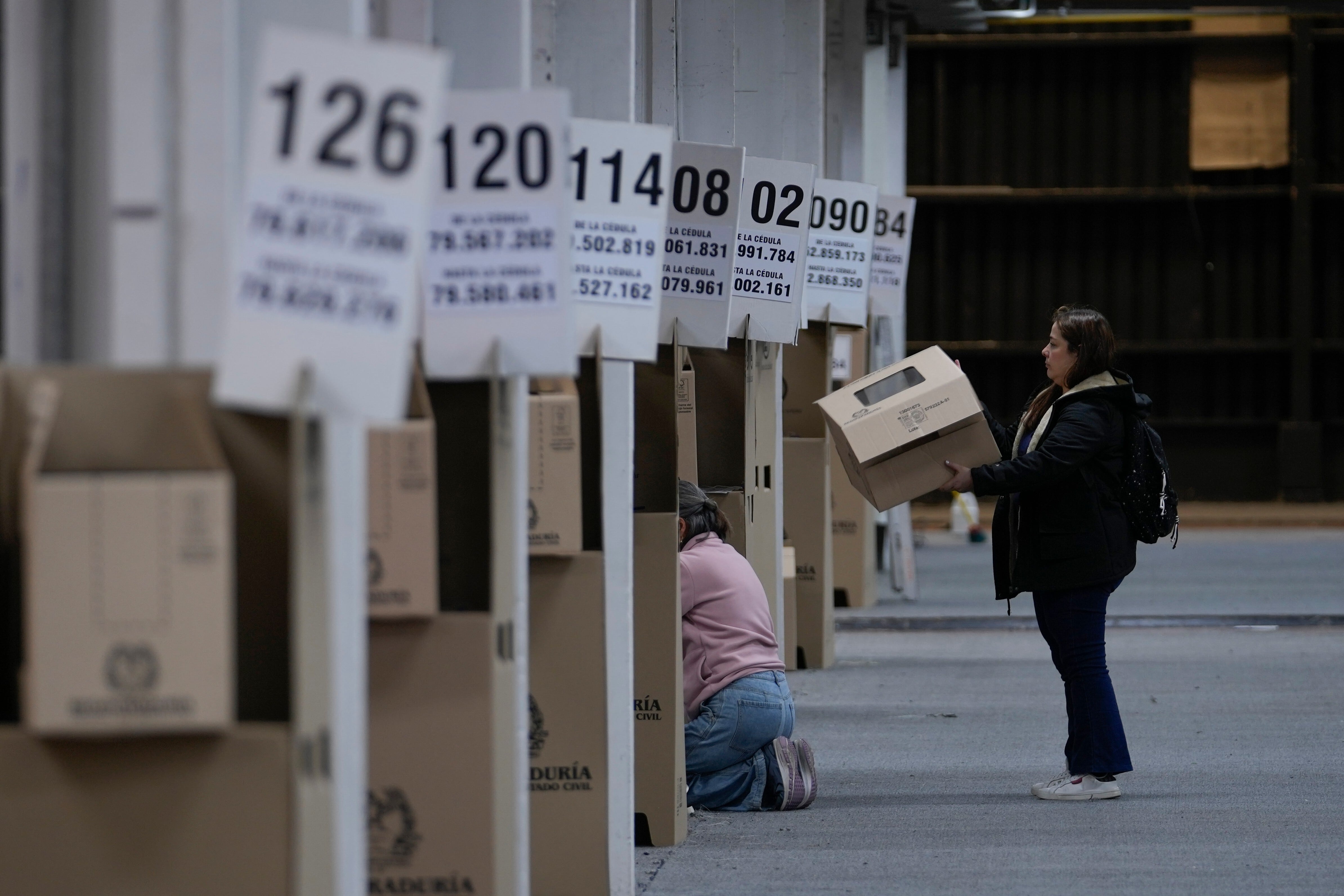 Jurados electorales instalan una de las más de 122.000 mesas habilitadas para la jornada electoral en Colombia - crédito AP