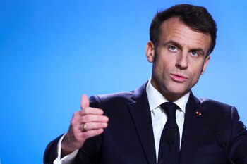 Emmanuel Macron durante una rueda