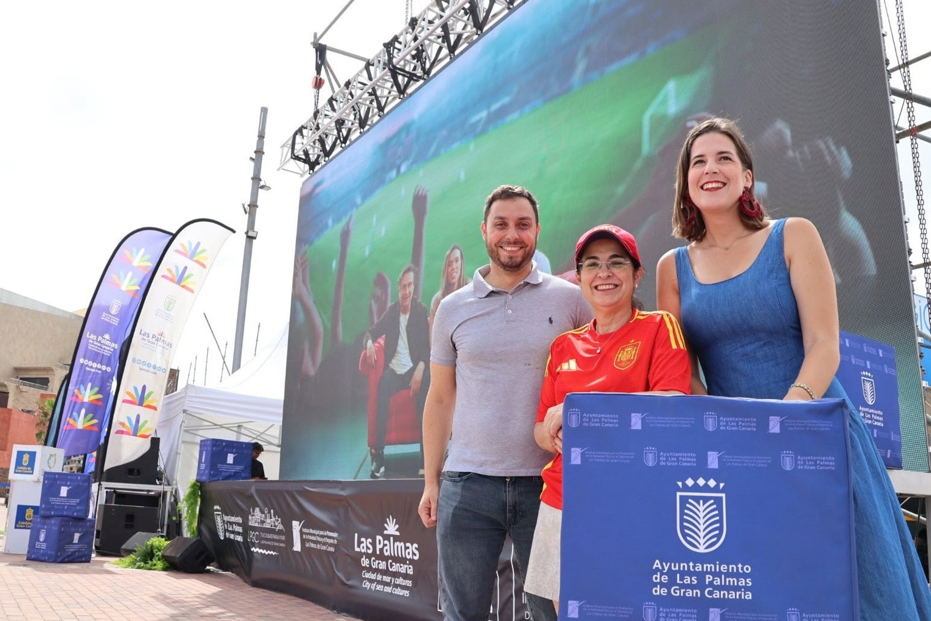 Las Palmas de Gran Canaria ultima los preparativos para seguir la final del Mundial entre España y Argentina