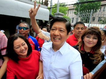 Ferdinand "Bongbong" Marcos junto a