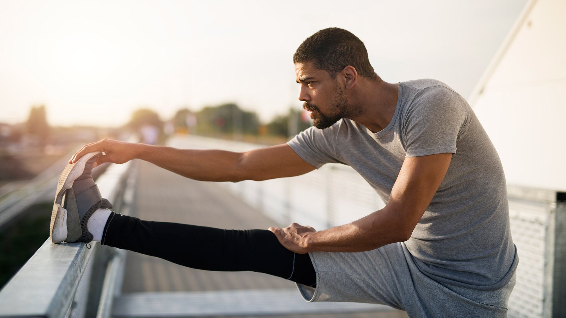 El trabajo de flexibilidad y estiramientos regulares disminuye el riesgo de lesiones en la zona lumbar y las piernas después de los 50 años (Freepik)