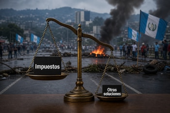 Balanza metálica con los bloques Impuestos y Otras soluciones, ante una calle bloqueada con fuego y banderas de Guatemala.