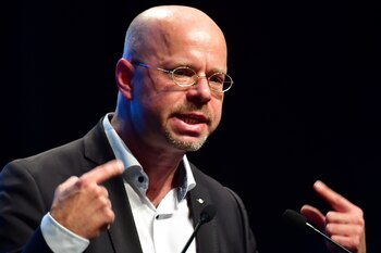 El líder del ala más radical de la ultraderechista Alternativa para Alemania (AfD), Andreas Kalbitz, ha demandado a ese partido por haberle expulsado como militante, una cuestión que ha dividido a las filas de esa formación.
EFE/EPA/CLEMENS BILAN/Archivo