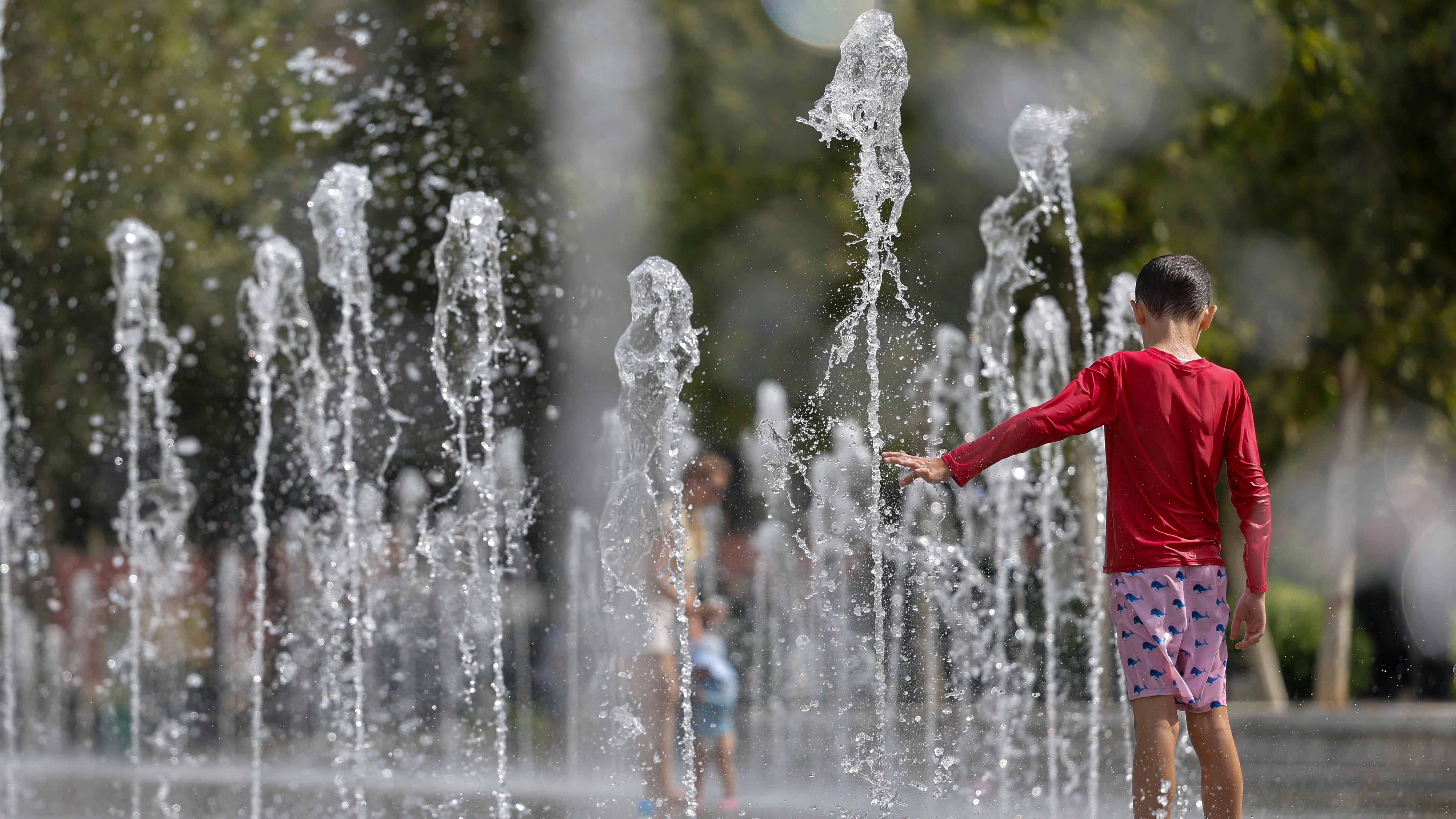 La ola de calor se recrudece en el este peninsular y la Aemet activa la alerta roja en tres provincias: máximas de hasta 44 grados