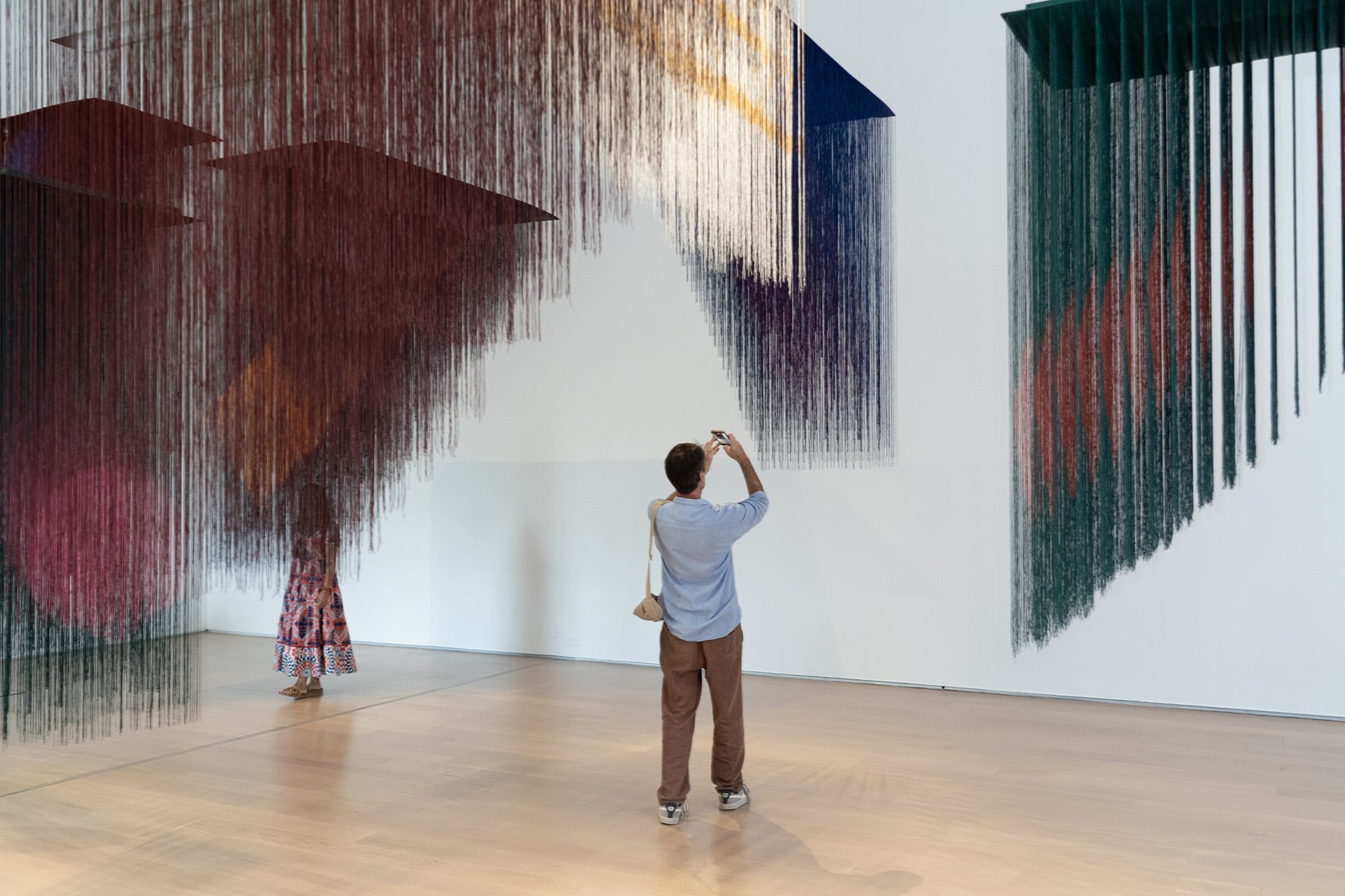 Olga de Amaral deslumbra en el Malba con una muestra que recorre 6 décadas de arte textil