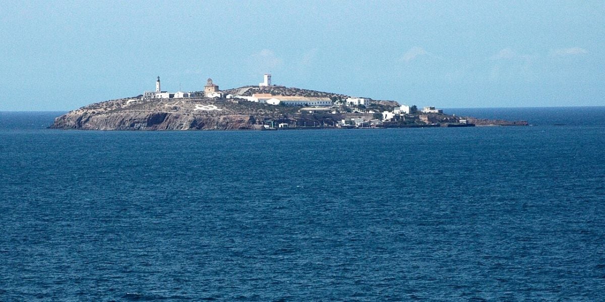 La vida en las Islas Chafarinas depende de la autosuficiencia y el aislamiento, lejos de la urbanización y el turismo masivo mediterráneo (foto: Wikipedia)