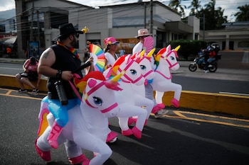 Cientos de salvadoreños exigen respetar derechos de personas LGBTIQ+ en marcha de Orgullo