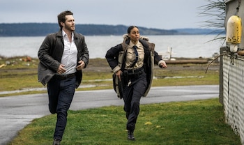 Noah Reid y Clark Backo en la serie canadiense 'Yaga', que se emite en HBO Max.