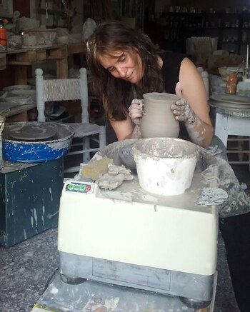 Mere es docente de cerámica