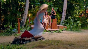 Almudena tira la tablet al