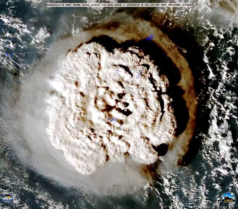 El vaciamiento parcial de la cámara magmática desencadenó el hundimiento vertical del terreno y la masa de agua. (NOAA/SSEC/CIMSS vía REUTERS)