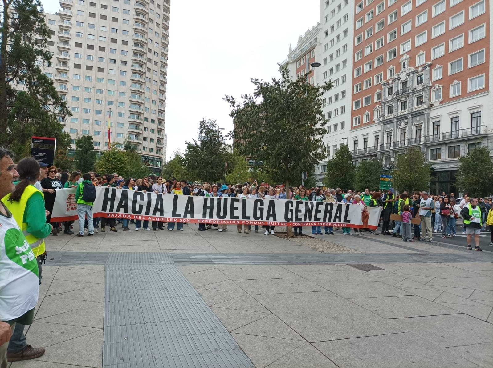Ya se encuentra en la plaza de España una de las columnas que recorrerá Madrid este sábado camino de Cibeles en una manifestación por la vivienda que llama ya a la huelga general (Infobae España)