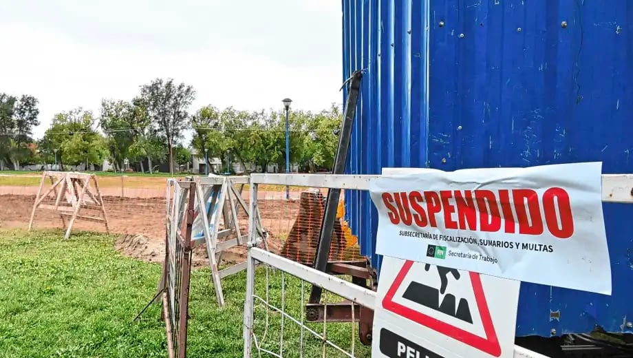 El derrumbe de la zanja sorprendió a los operarios cerca del mediodía en la intersección de Mendoza y Canal Grande, en General Roca.