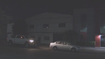 En redes sociales, la entidad compartió un breve video sobre el operativo, en el cual se observa una camioneta oficial estacionada cerca del anexo. Crédito: Fiscalía de Jalisco