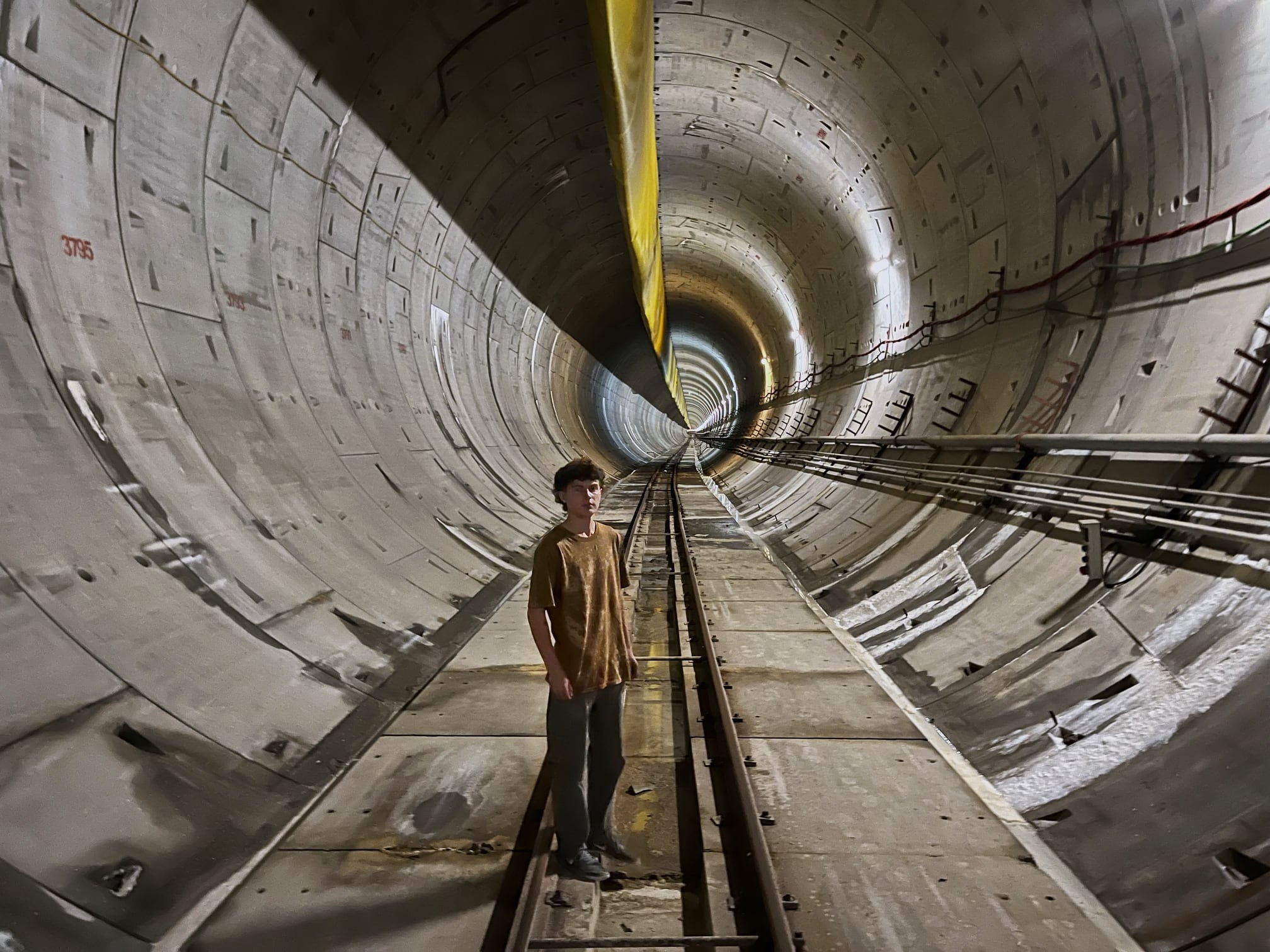 Ian Menéndez durante su expedición en los túneles del soterramiento del tren Sarmiento